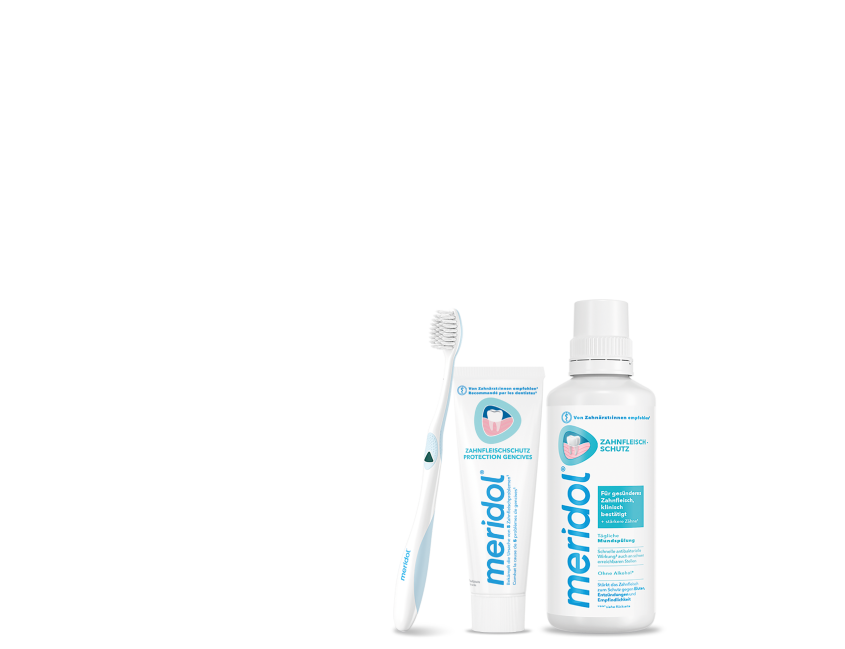 Flaschen von meridol med Mundspülung (CHX 0,2%) und eine weiße Zahnbürste mit blauen Borsten.