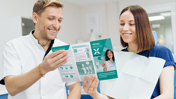 Zahnarzt erklärt einem Patienten ein Röntgenbild